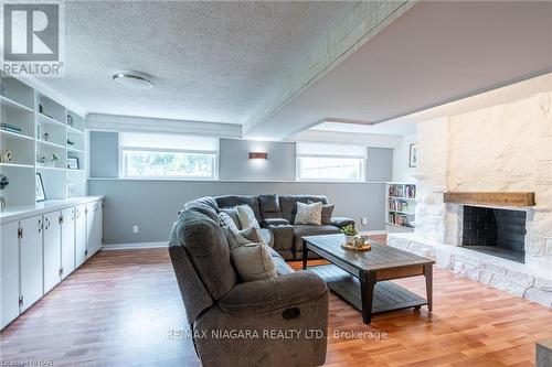 7 Royal Oak Drive, St. Catharines, ON - Indoor Photo Showing Living Room With Fireplace