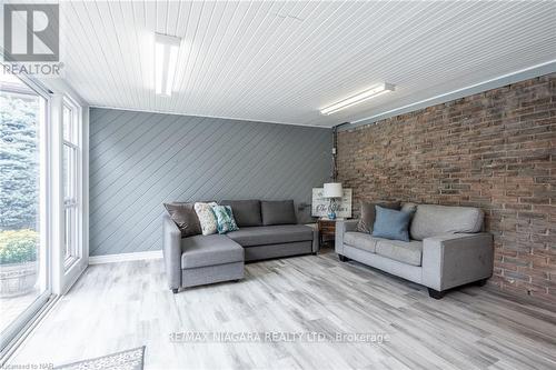 7 Royal Oak Drive, St. Catharines (Martindale Pond), ON - Indoor Photo Showing Living Room