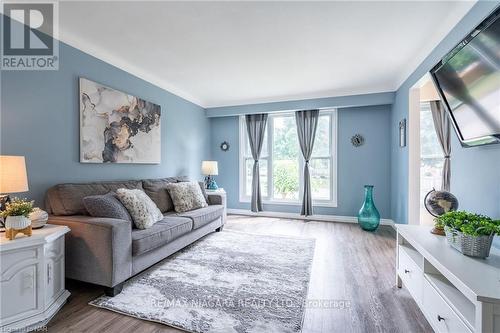 7 Royal Oak Drive, St. Catharines (Martindale Pond), ON - Indoor Photo Showing Living Room