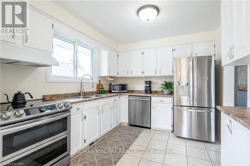 7 Royal Oak Drive, St. Catharines, ON - Indoor Photo Showing Kitchen With Double Sink