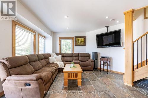 774 Lafontaine Road W, Tiny, ON - Indoor Photo Showing Living Room