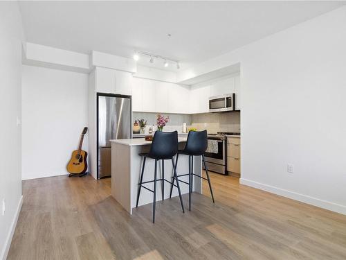 513-1115 Johnson St, Victoria, BC - Indoor Photo Showing Kitchen