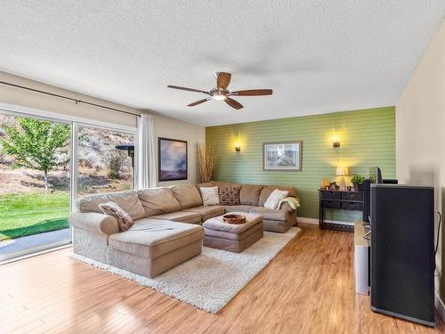 3084 Dohm Road, Kamloops, BC - Indoor Photo Showing Living Room