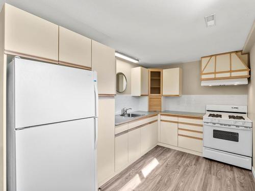 3084 Dohm Road, Kamloops, BC - Indoor Photo Showing Kitchen