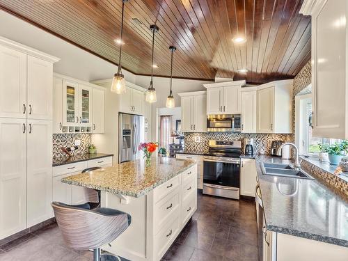 3084 Dohm Road, Kamloops, BC - Indoor Photo Showing Kitchen With Upgraded Kitchen