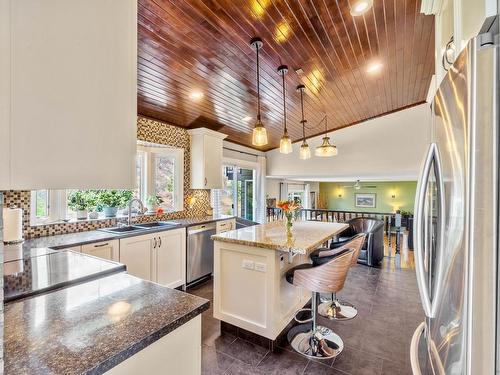 3084 Dohm Road, Kamloops, BC - Indoor Photo Showing Kitchen With Double Sink