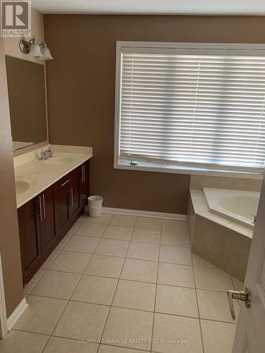 672 Savoline Boulevard, Milton (Harrison), ON - Indoor Photo Showing Bathroom