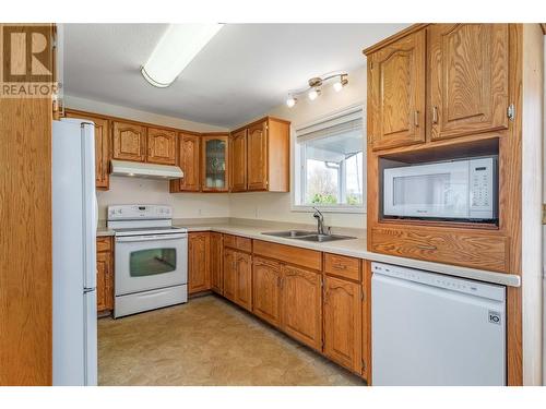 274 Dalgleish Court, Kelowna, BC - Indoor Photo Showing Kitchen With Double Sink