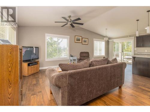 2021 1 Avenue Ne, Salmon Arm, BC - Indoor Photo Showing Living Room