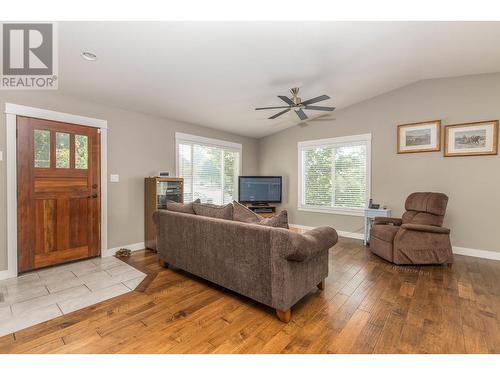 2021 1 Avenue Ne, Salmon Arm, BC - Indoor Photo Showing Living Room