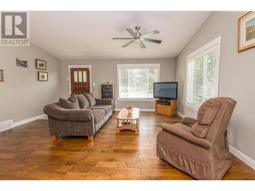 2021 1 Avenue Ne, Salmon Arm, BC - Indoor Photo Showing Living Room