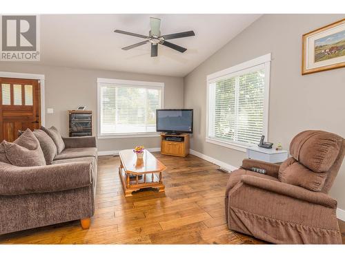 2021 1 Avenue Ne, Salmon Arm, BC - Indoor Photo Showing Living Room