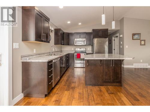 2021 1 Avenue Ne, Salmon Arm, BC - Indoor Photo Showing Kitchen