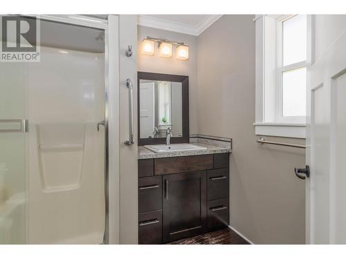 2021 1 Avenue Ne, Salmon Arm, BC - Indoor Photo Showing Bathroom