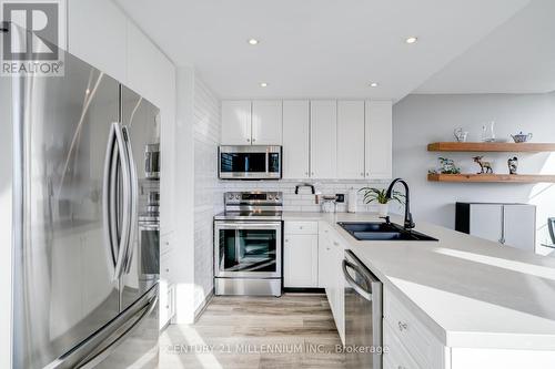 Uph 6 - 25 Fairview Road W, Mississauga (Fairview), ON - Indoor Photo Showing Kitchen With Double Sink With Upgraded Kitchen