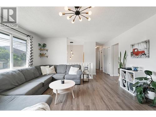 11029 Victoria Road S, Summerland, BC - Indoor Photo Showing Living Room