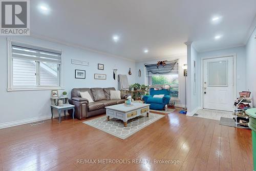 709 Keates Avenue, Oshawa, ON - Indoor Photo Showing Living Room