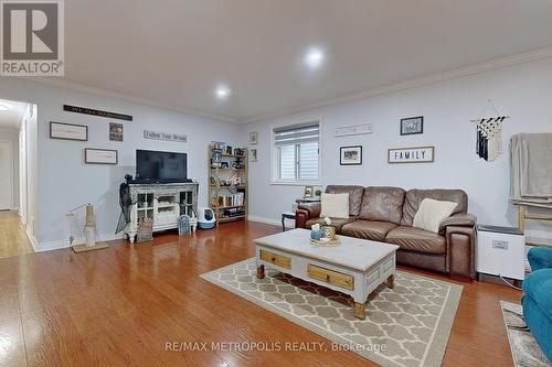 709 Keates Avenue, Oshawa, ON - Indoor Photo Showing Living Room