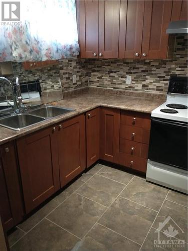 2194 Niagara Drive, Ottawa, ON - Indoor Photo Showing Kitchen With Double Sink