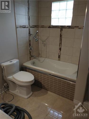 2194 Niagara Drive, Ottawa, ON - Indoor Photo Showing Bathroom