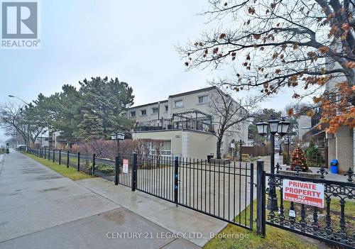 204B - 5877 Bathurst Street, Toronto (Newtonbrook West), ON - Outdoor