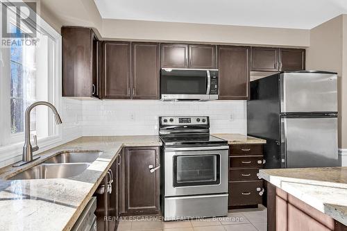 35 - 233 Duskywing Way, Oakville, ON - Indoor Photo Showing Kitchen With Double Sink With Upgraded Kitchen