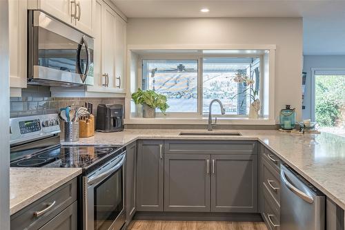 7953 Okanagan Landing Road, Vernon, BC - Indoor Photo Showing Kitchen