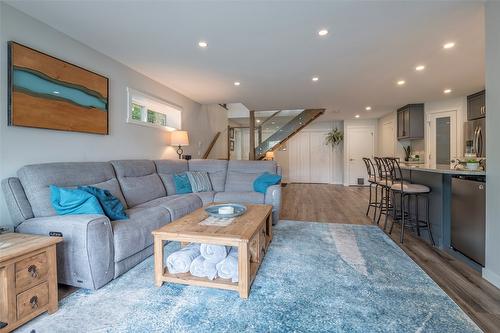 7953 Okanagan Landing Road, Vernon, BC - Indoor Photo Showing Living Room