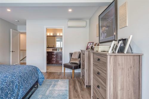 7953 Okanagan Landing Road, Vernon, BC - Indoor Photo Showing Bedroom