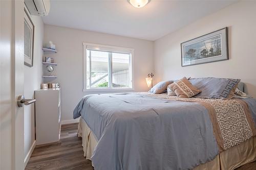 7953 Okanagan Landing Road, Vernon, BC - Indoor Photo Showing Bedroom