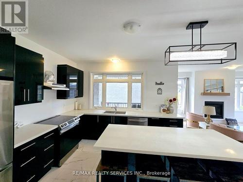 134 Franklin Trail W, Barrie, ON - Indoor Photo Showing Kitchen With Double Sink With Upgraded Kitchen