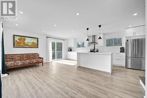 129 Langford Church Road, Brantford, ON - Indoor Photo Showing Kitchen With Upgraded Kitchen