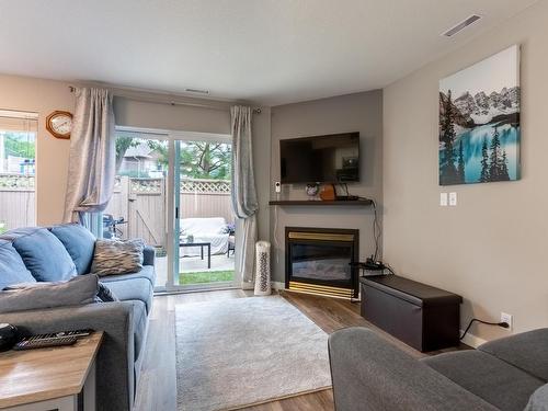 24-2050 Qu'Appelle Blvd, Kamloops, BC - Indoor Photo Showing Living Room With Fireplace