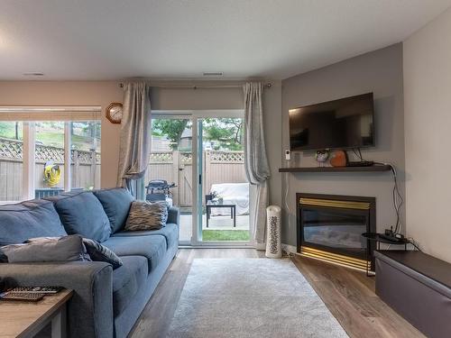 24-2050 Qu'Appelle Blvd, Kamloops, BC - Indoor Photo Showing Living Room With Fireplace