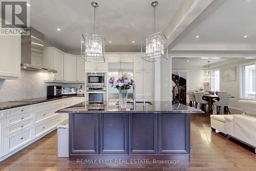 333 Thomas Phillips Drive, Aurora, ON - Indoor Photo Showing Kitchen With Upgraded Kitchen