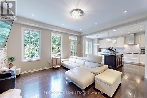 333 Thomas Phillips Drive, Aurora, ON - Indoor Photo Showing Living Room