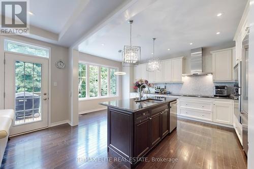 333 Thomas Phillips Drive, Aurora, ON - Indoor Photo Showing Kitchen With Upgraded Kitchen