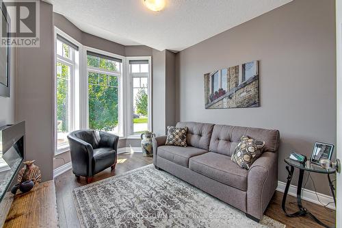 30 Gwendolyn Street, Barrie (Painswick South), ON - Indoor Photo Showing Living Room