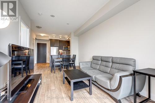 1002 - 18 Graydon Hall Drive, Toronto (Parkwoods-Donalda), ON - Indoor Photo Showing Living Room