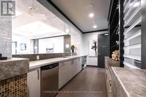 1002 - 18 Graydon Hall Drive, Toronto (Parkwoods-Donalda), ON - Indoor Photo Showing Kitchen