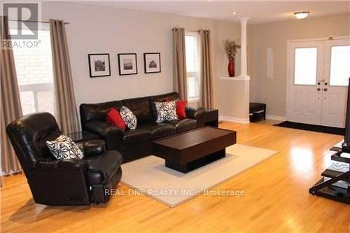 3267 Ridgeleigh Heights, Mississauga, ON - Indoor Photo Showing Living Room