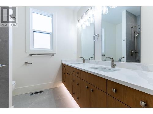 7943 Southridge Avenue, Prince George, BC - Indoor Photo Showing Bathroom