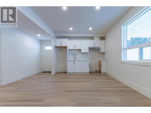 7943 Southridge Avenue, Prince George, BC - Indoor Photo Showing Kitchen