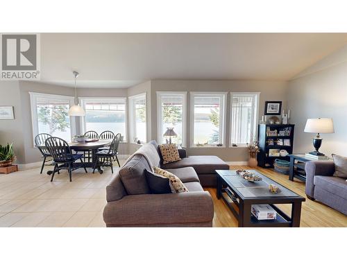 6329 Mulligan Drive, 100 Mile House, BC - Indoor Photo Showing Living Room