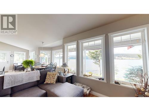 6329 Mulligan Drive, 100 Mile House, BC - Indoor Photo Showing Living Room