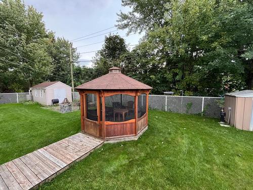 ExtÃ©rieur - 32 Boul. Ste-Marguerite, Châteauguay, QC - Outdoor With Backyard