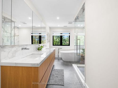 14 Ironshore Crt, Aurora, ON - Indoor Photo Showing Bathroom