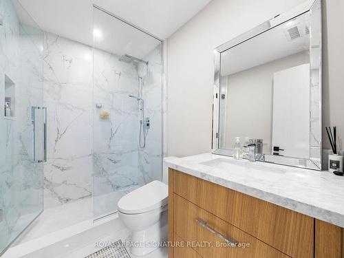 14 Ironshore Crt, Aurora, ON - Indoor Photo Showing Bathroom