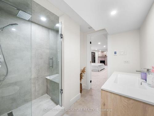 14 Ironshore Crt, Aurora, ON - Indoor Photo Showing Bathroom