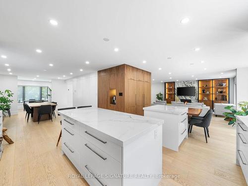 14 Ironshore Crt, Aurora, ON - Indoor Photo Showing Kitchen